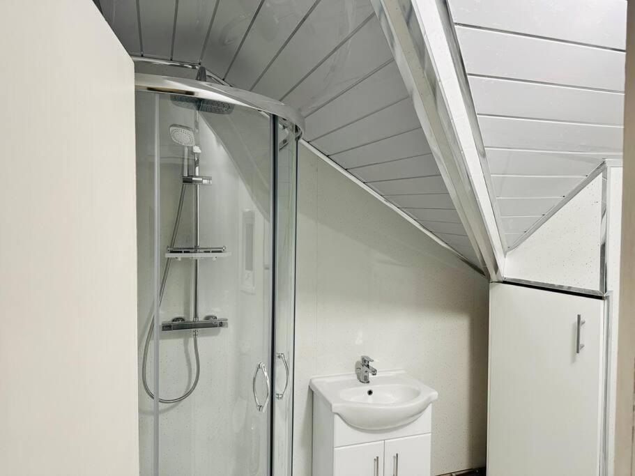 1 Luxe Exec Bedroom Apt 더비 외부 사진